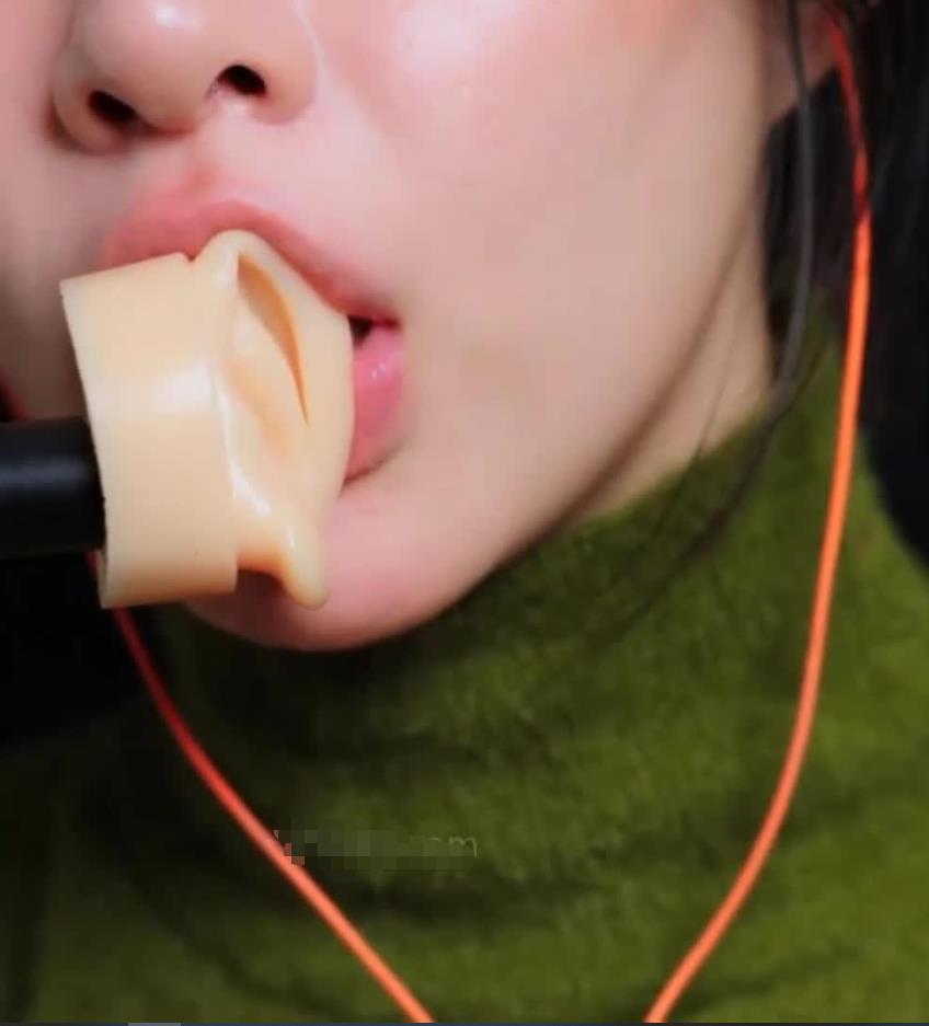 小萌会员ASMR福利 高领露肩裙舔耳